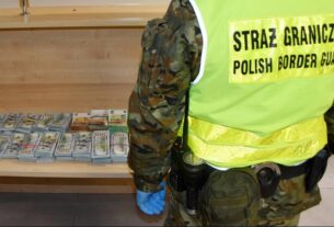 Новини світу - Українка намагалася провезти у Польщу купу валюти у валізі