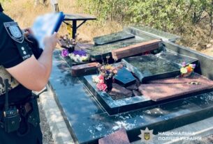 Новини України - В Одесі чоловік пошкодив майже 30 пам’ятників на кладовищі