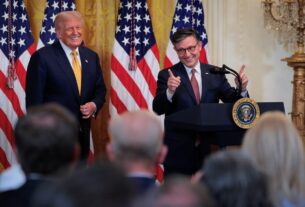 Новини світу - Джонсон: Трамп тролить демократів, говорячи про свій третій термін