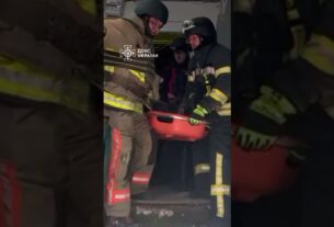 Кадри з деблокування з-під завалів тіло літнього чоловіка з будинок у Запоріжжі