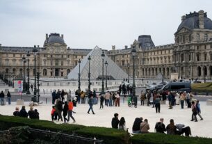 Новини світу - Лувр відновив роботу після масштабного пограбування