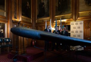 Новини світу - Сікорський показав іранський "шахед" у парламенті Британії
