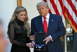 Новини світу - Трамп посмертно нагородив Кірка найвищою громадянською нагородою