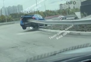 Новини Києва - У Києві авто насадилось на відбійник