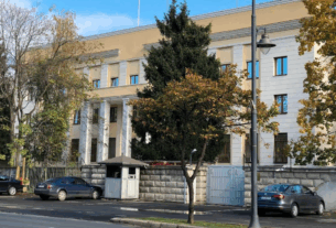 Новини світу - У Румунії чоловік намагався протаранити автомобілем ворота посольства РФ