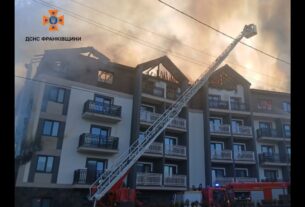 Прикарпаття: рятувальники ліквідовують масштабну пожежу в Поляниці