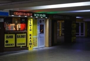 Новини бізнесу - Долар дешевшає в обмінних пунктах на початку тижня