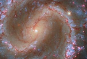 Технології - Хаббл показав таємничу спіральну галактику NGC 4535