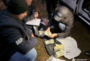 Новини Києва - Ховався в лісі з грошима: київський поліцейський отримав підозру