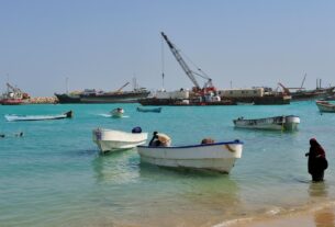 Новини світу - Невідомі зі зброєю проникли на судно неподалік узбережжя Сомалі - ЗМІ