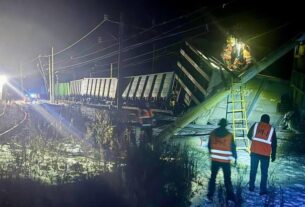 Новини світу - В Росії зруйновано залізничне полотно після сходження локомотиву