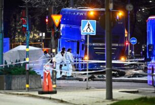 Новини світу - В Стокгольмі двоповерховий автобус врізався в зупинку з людьми: є загиблі