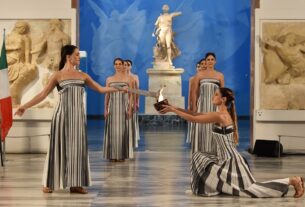 Новини світу - Запалення олімпійського вогню перенесли в музей через негоду