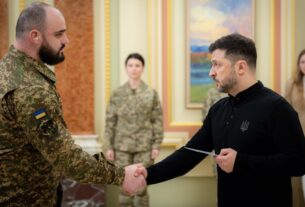 Володимир Зеленський вручив сертифікати на отримання квартир воїнам та їхнім родинам