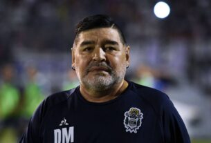 Новини спорту - Футболка Марадони, що перебачила багато, продана на аукціоні