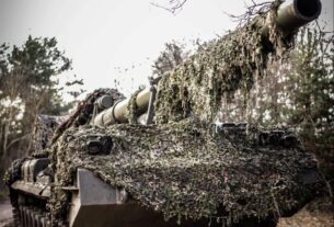 Новини України - ГШ: РФ тисне з допомогою авіації, 200 атак відбито