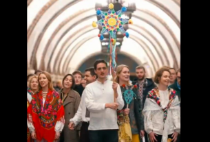 Новини України - Працівники західних посольств заспівали Щедрика у метро Києва