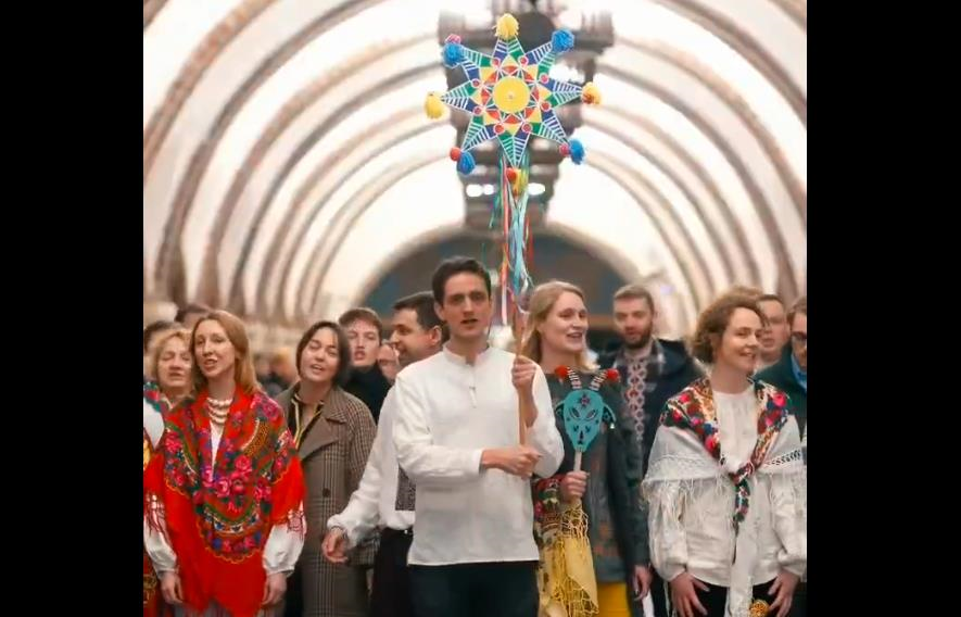 Новини України - Працівники західних посольств заспівали Щедрика у метро Києва