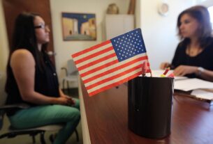 Новини світу - США призупинили програму отримання грін-карт