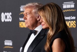 Новини культури - Трампи показали різдвяний портрет