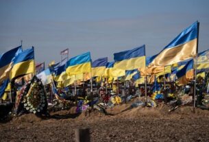 Новини України - У Харкові чоловік отримав вирок за крадіжку прапора з могили військового