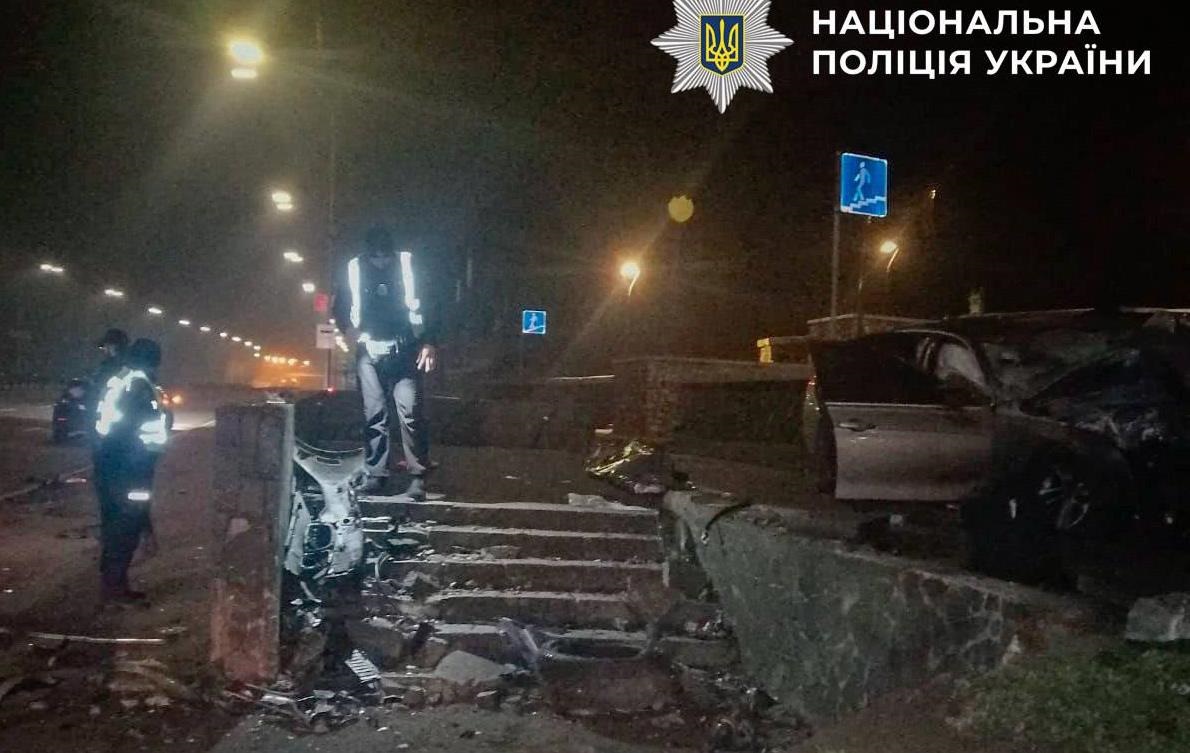 Новини Києва - У Києві 18-річний водій загинув, влетівши у підземний перехід