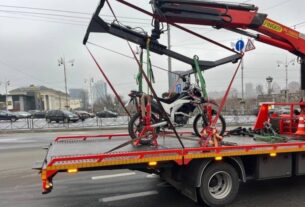 Новини Києва - У Києві вперше евакуювали мотоцикл за порушення ПДР