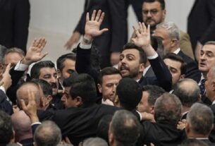 Новини світу - У турецькому парламенті депутати влаштували бійку