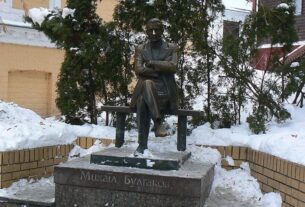 Новини Києва - В Києві демонтують пам'ятники Булгакову й Ахматовій