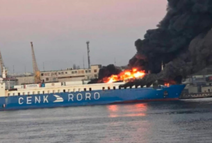 Новини України - В Одесі після вибухів спалахнуло судно