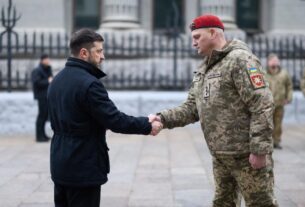 Новини України - Зеленський відзначив нагородами воїнів ракетних військ та артилерії