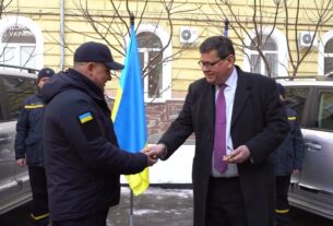 Велика Британія передала ДСНС України два броньовані автомобілі Toyota