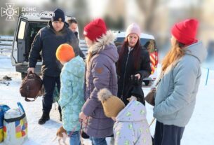 Запоріжжя: Офіцери ДСНС вивезли з-під обстрілів сім’ї з дітьми та їхніх улюбленців