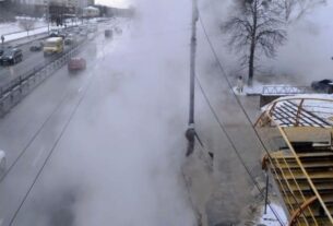 Новини Києва - У Києві 16-річна дівчина впала в яму з окропом