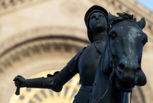 Новини світу - У Парижі зі статуї Жанни д&rsquo;Арк викрали меч