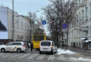 Новини Києва - У центрі Києва в проваллі дороги застряг тролейбус