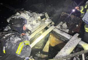 Новини України - Удари РФ по Київщині: рятувальники дістали з-під завалів родину з дитиною